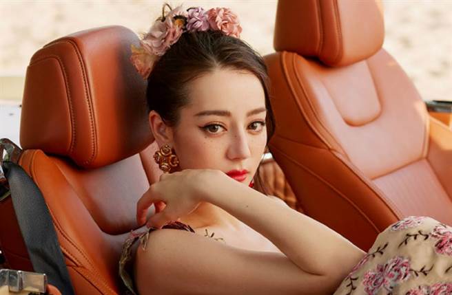 迪丽热巴今出席「GQ年度人物盛典」。(图／翻摄自嘉行迪丽热巴工作室微博)