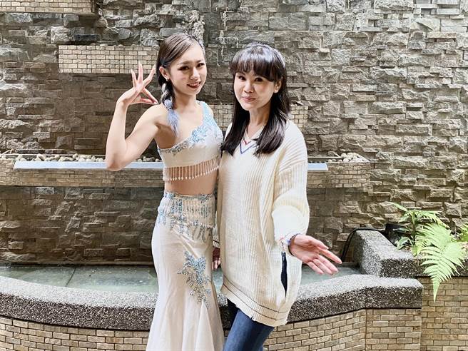 全球城市小姐江姿霖(左)的孔雀秀服羽毛被拔受损，张如君(右)将负担全部修復费用。(全球城市小姐协会提供)