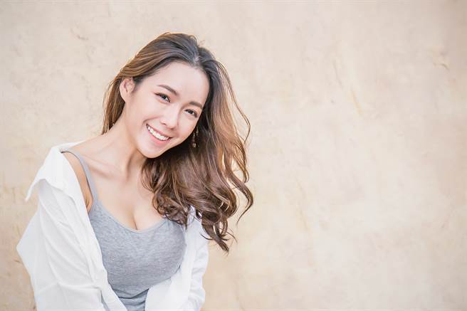 天蝎座、巨蟹座、双鱼座的女生不笑很一般，但笑起来超甜。（示意图／Shutterstock）