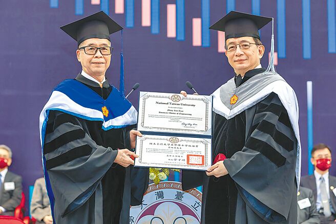 聯發科董事長蔡明介（左）榮獲台大名譽博士，並由校長管中閔（右）致贈學位證書。　圖／業者提供