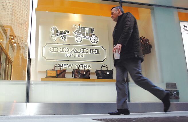 美国精品品牌Coach母公司Tapestry支付更多空运费用确保库存无虞，儘管成本增加，但今年以来获利率仍攀升。图／路透
