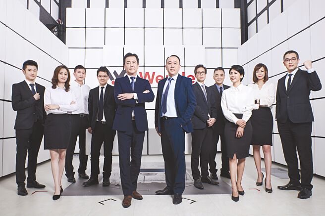 稳得董事长高治宏（前排左）、副总经理高旻宏（前排右）与经营团队于五股966认证、发证实验室合影。图／业者提供