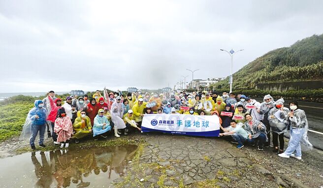 森崴能源13日秋季淨灘活動，利用周六假日近百員工無畏風雨認真清除北海岸邊垃圾。圖／業者提供