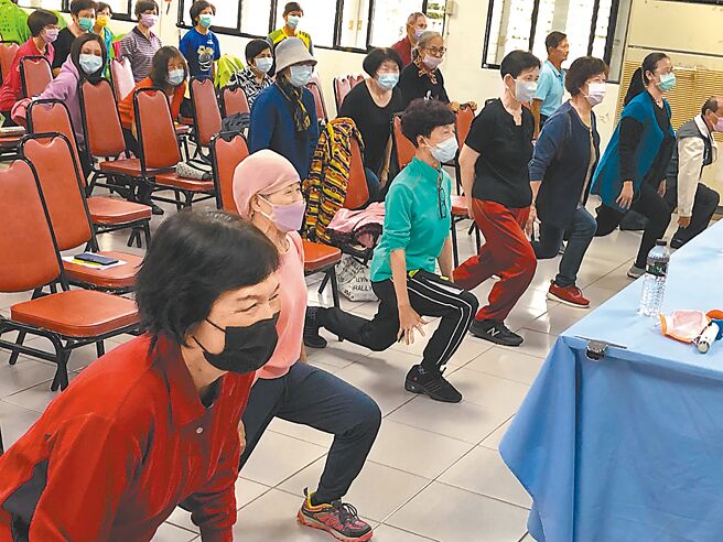 宜兰县社区发展联盟举办「大脑促进暨有效训练推广」讲座与有效训练课程，教导银髮族正确作好机能运动，达到有效预防失智症目标。图／磁量生技提供