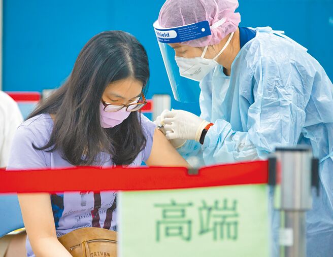 疫情指挥中心宣布，接种2剂高端疫苗后，有需要赴美国的民眾，可至医疗院所「混打」国际认证的AZ、莫德纳、BNT疫苗，台北市长柯文哲15日直言，打高端是「白打了」，加打国际疫苗，这叫「重打」。图为民眾8月前往台北田径场注射高端疫苗。（本报资料照片）