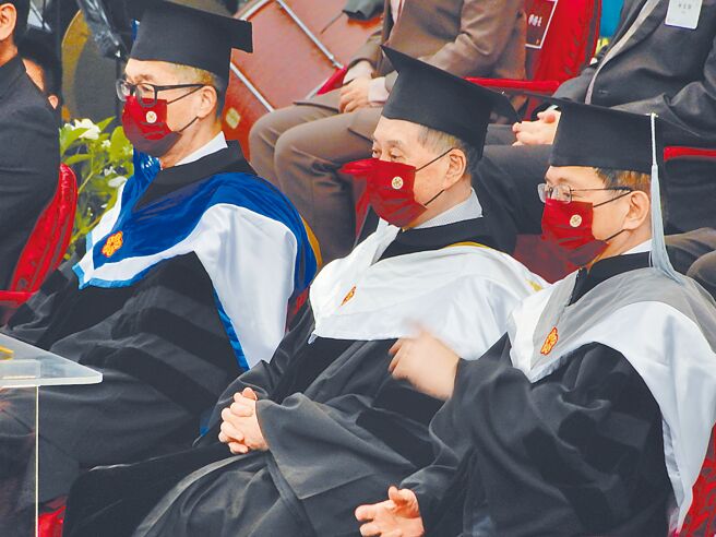 台大創校93年校慶慶祝大會，校長管中閔（右）頒發名譽博士學位給文學家白先勇（中）及聯發科技公司董事蔡明介（左）兩人名譽博士學位。（林志成攝）