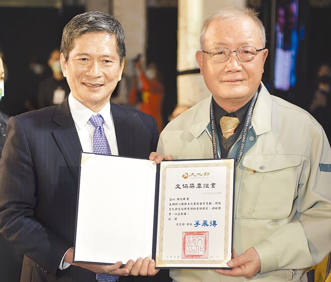 前立法委员、华陶窑创办人陈文辉（右），获文化部颁赠文协奖章与证书。（文化部提供）