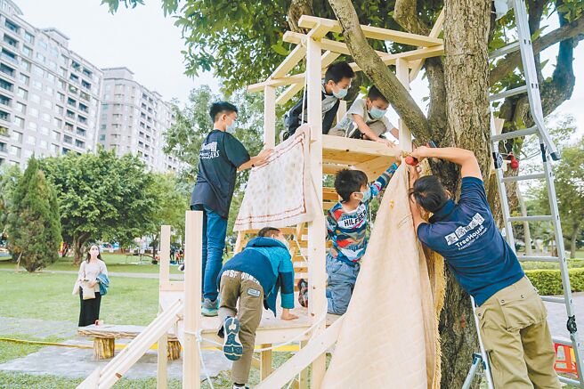 树屋达人林佑桢指出，台湾树屋协会致力于以树屋为媒介，诱发人们与自然产生更多互动。（林佑桢提供／陈育贤新竹传真）