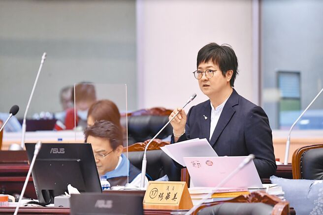 無黨籍花蓮縣議員楊華美質昨進行縣政總質詢時，要求縣府應徹查違法機構，盤點住宿型安養院床位及相關補助。（羅亦晽攝）