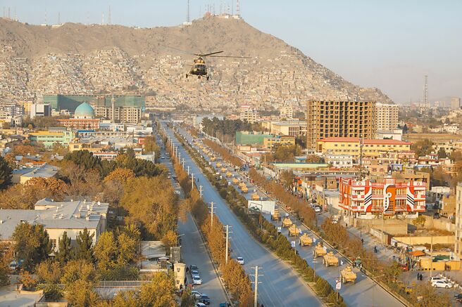 阿富汗塔利班14日在首都喀布尔举行阅兵，士兵配备缴获的美制装甲车辆和装备，空中并有俄制MI-17直升机飞越（见图），展现塔利班已从游击队转型为正规部队。（路透）