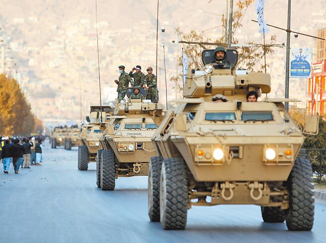 阿富汗塔利班14日在首都喀布尔举行阅兵，士兵配备缴获的美制装甲车辆和装备（见图），空中并有俄制MI-17直升机飞越，展现塔利班已从游击队转型为正规部队。（路透）