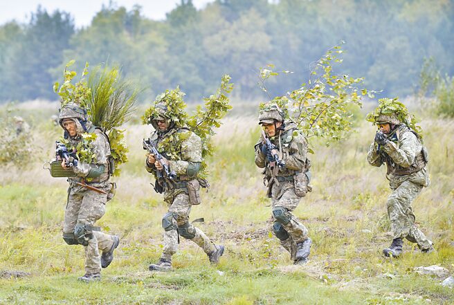 烏克蘭西部利維夫市附近一處訓練營地，烏克蘭士兵正在進行野戰操演。烏克蘭與俄羅斯邊境地區緊張情勢升高，該國與美國及其他北約國家接連舉行聯合演習，以應付可能的突發狀況。（美聯社）