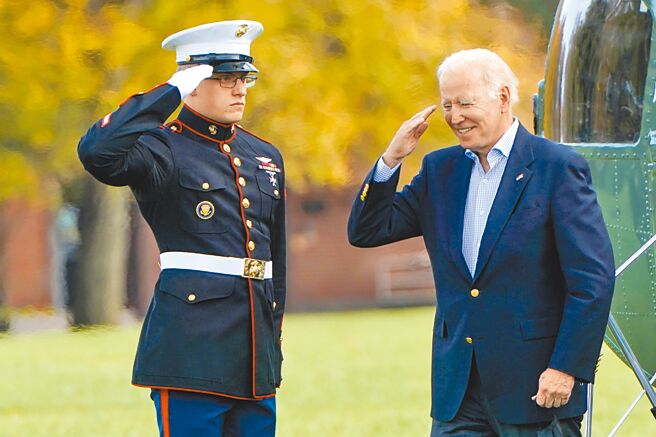 美国总统拜登就任近10个月，《华盛顿邮报》与美国广播公司（ABC）14日发布的最新民调显示，拜登的满意度降至41％新低，不满意度更达到过半的53％。（路透）