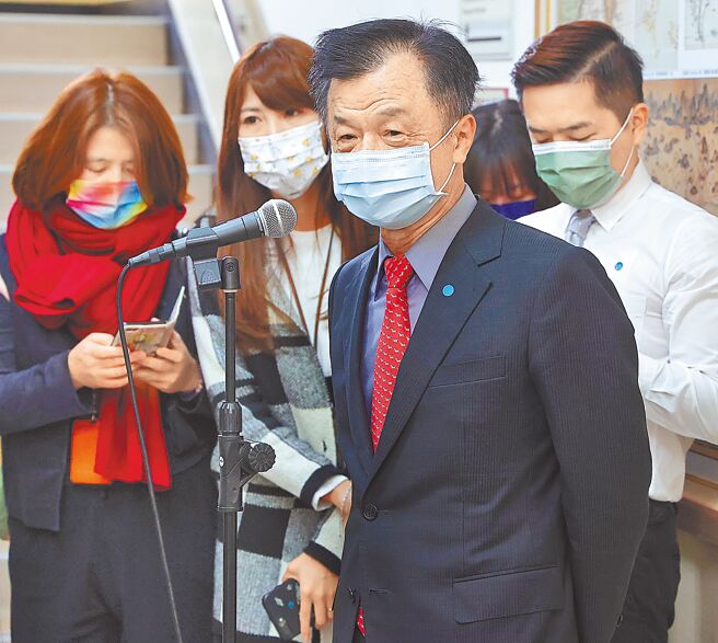 陆委会主委邱太三（前）15日赴立法院备询，会前接受媒体访问。（季志翔摄）