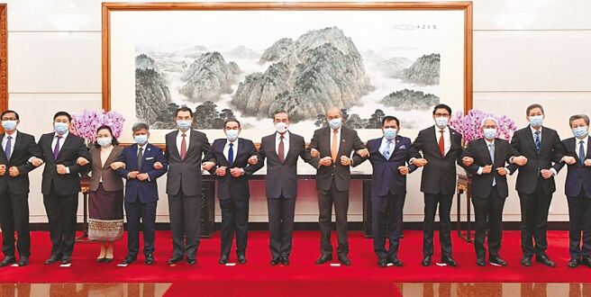 中國國務委員兼外長王毅（中）14日在北京會見東協國家駐華使節。（摘自中國外交部官網）