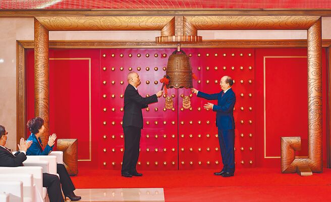 北京市委书记蔡奇（左）和大陆证监会主席易会满（右）15日为北京证券交易所鸣钟开市。（新华社）