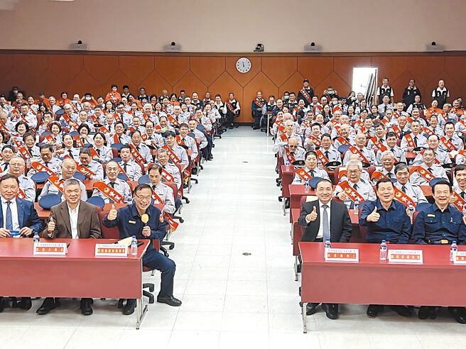 新北市警局举办「110年度资深民防人员表扬大会」，市长侯友宜亲自表扬308名服务满20年以上的民防、义警、义交及义刑人员。（王扬杰摄）