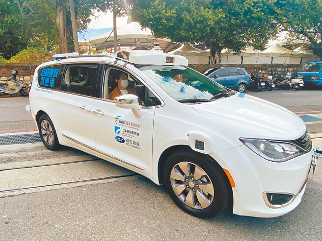 台湾首创自驾物流车已在新竹市区全长1.9公里的开放性人车混合道路测试。（陈育贤摄）
