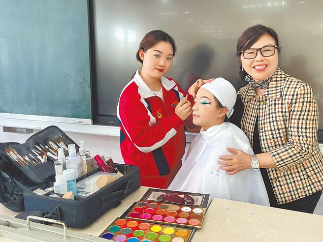 启英高中刘语洁（左）勇夺全国高级中等学校家事类学生技艺竞赛美顏类金手奖。（吕筱蝉摄）