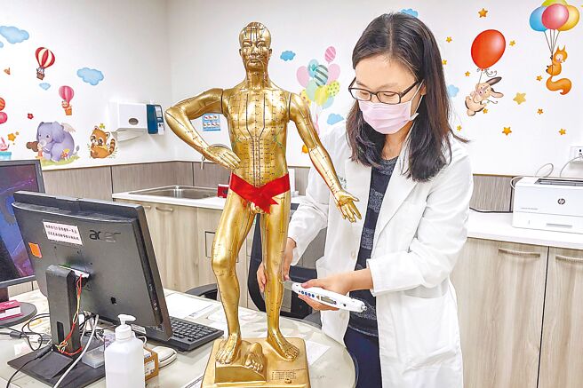 中医大新竹附医中医儿科医师邹晓玲说，雷射针灸是以低能量的雷射光束，在穴位上进行固定能量和频率的照射，因无疼痛感且非侵入性，是近年来新兴的治疗选择之一。（罗浚滨摄）
