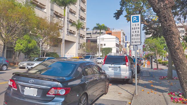 彰化縣全縣目前有5個市鎮開始實施路邊停車收費，但民眾仍常抱怨市區蛋黃區停車位一位難求。（謝瓊雲攝）