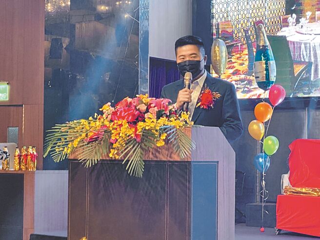 國民黨立委補選參選人顏寬恒昨參與餐廳開幕典禮，希望盡己能力讓業者盡快從疫情中走出來。（顏寬恒服務處提供／陳淑娥台中傳真）