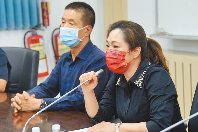 台東市長張國洲（左）回鍋參選縣議員，是否與吳秀華（右）搶議長大位，有待觀察。（台東縣議會提供／莊哲權台東傳真）