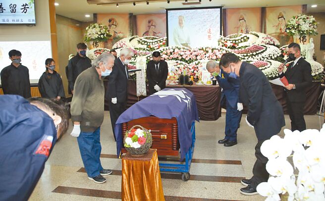 张国栋棺木被覆盖党旗，备极哀荣。（陈俊吉摄）