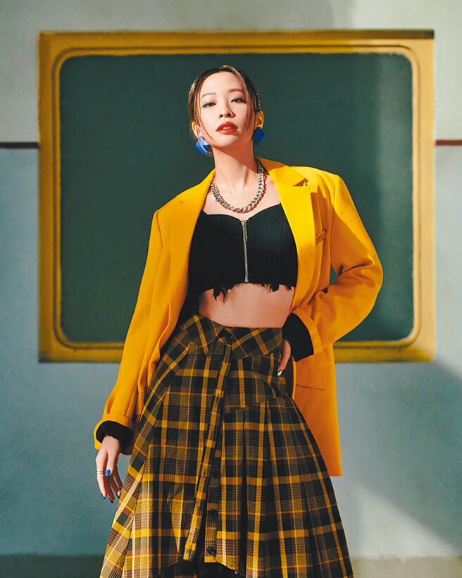 袁詠琳推出新單曲〈拜託有態度〉，唱出獨立率性自我無畏的態度。（杰威爾音樂提供）