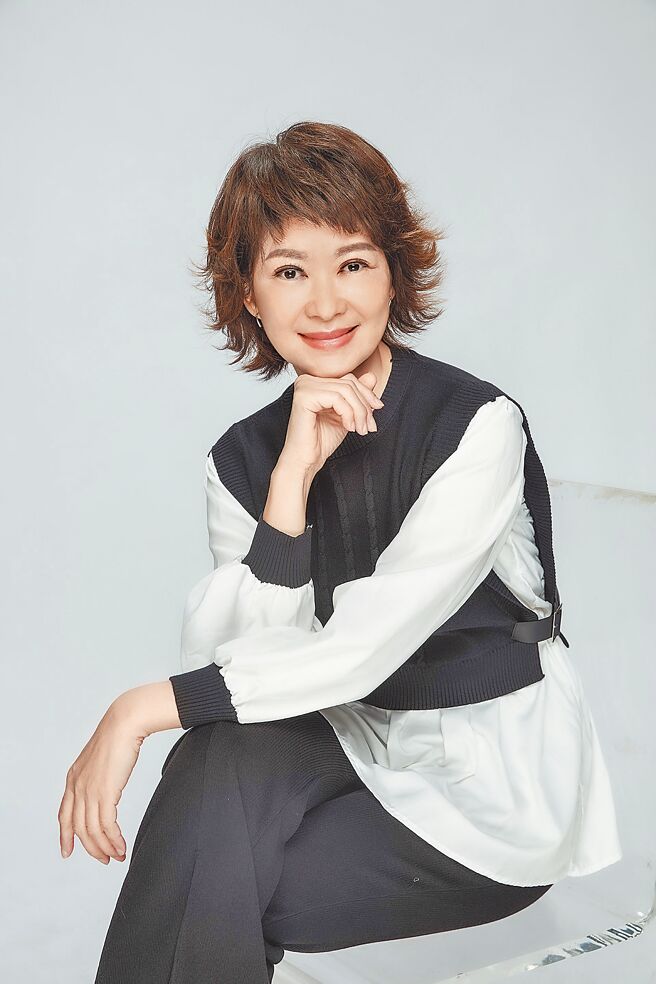 中天当家主播卢秀芳连拍照都专业自若。（中天新闻提供）