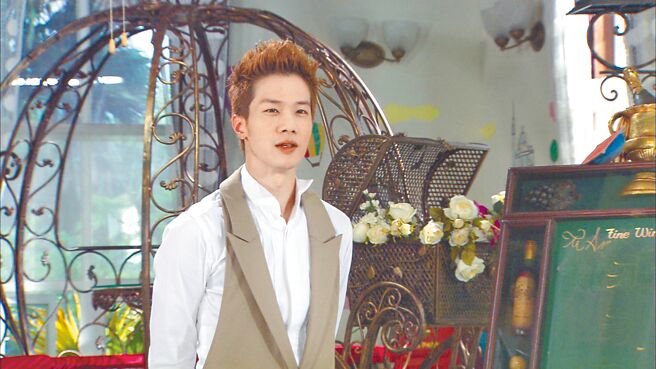 薛仕凌在《愛上巧克力》飾演年輕店員。（中視提供）