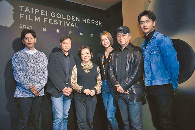 莫子儀（左起）、導演鄭有傑、陳淑芳、大霈、導演陳玉勳、劉冠廷昨出席主演電影口述影像版推廣活動。（金馬執委會提供）