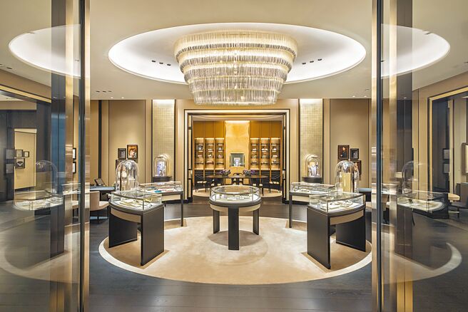 梵克雅宝微风信义旗舰店占地近百坪，处处可见到世家的经典元素。（Van Cleef & Arpels提供）