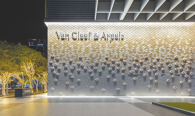 梵克雅宝微风信义旗舰店昨天正式开幕，金色菱格纹墙的外观在夜晚就像一个散发光芒的珠宝盒。（Van Cleef & Arpels提供）