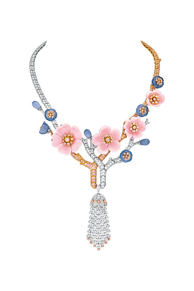 梵克雅宝Cerisier precieux花朵风项炼，玉髓、粉红色珊瑚，白色及粉色钻石等，3270万元。（Van Cleef & Arpels提供）