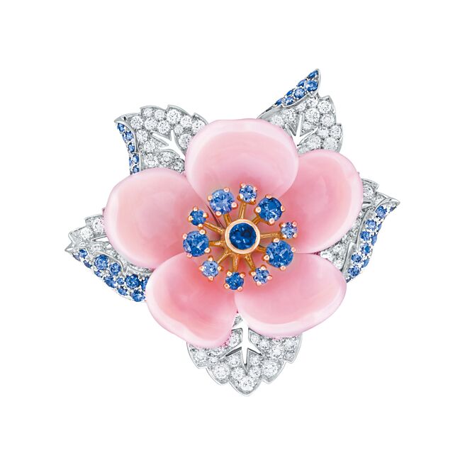 梵克雅宝Cerisier precieux花朵风胸针，蓝宝石、珊瑚及钻石等，760万元。（Van Cleef & Arpels提供）