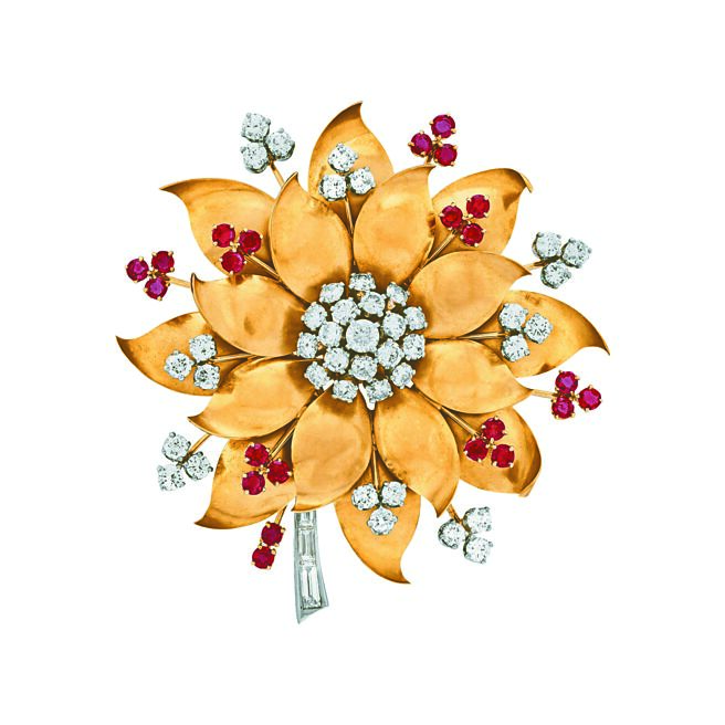 梵克雅宝Heritage典藏系列Flower骨董胸针，1946年作品，227万元。（Van Cleef & Arpels提供）