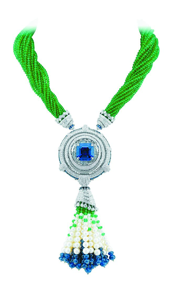 梵克雅宝Miroir enchante可转换式项炼，总重381克拉祖母绿圆珠，主石为24.588克拉蓝宝石，1亿4050万元。（Van Cleef & Arpels提供）