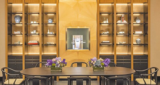 梵克雅寶微風信義旗艦店的「Tea Salon」VIP室，如茶房格櫃的牆上陳列各色茶具和盆栽，充滿東方禪風。（Van Cleef & Arpels提供）
