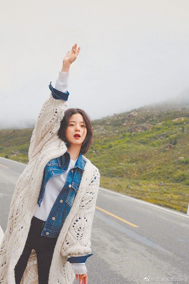欧阳娜娜展现自己穿上BC的绝佳气质，BC米色长版针织外套9万9600元。（摘自微博）