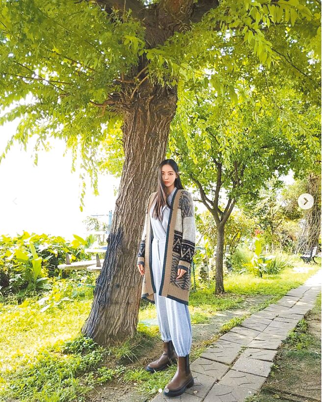 李多熙穿上Brunello Cucinelli民俗风格长版针织衫展现好身段，BC长版针织衫售价13万5000元。（摘自IG）