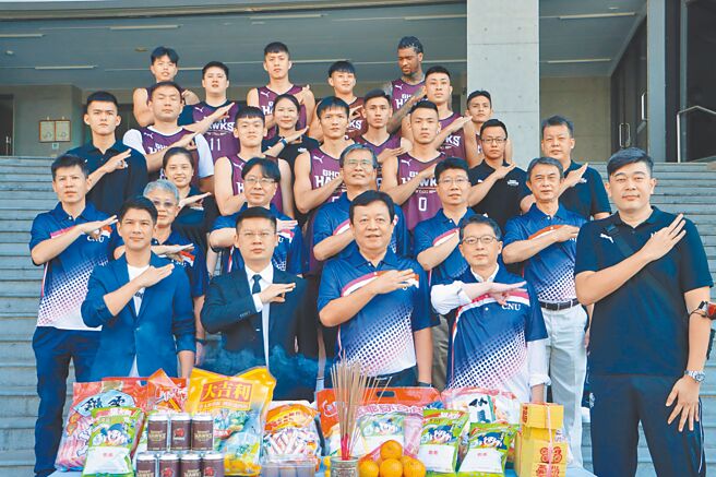 台南台钢猎鹰昨在主场嘉南药理大学绍宗体育馆外举办开工祈福。（台钢猎鹰提供）