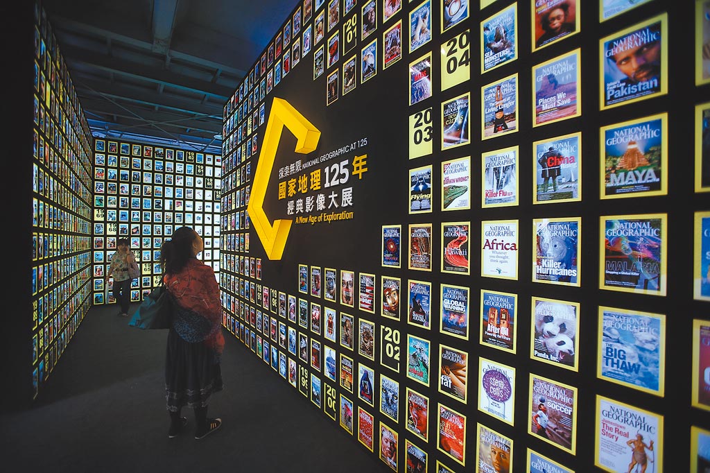 《國家地理》雜誌臉書6日推薦最新一期的封面故事〈藻礁，何去何從〉，卻遭網友「出征」批評立場偏頗。圖為2013年「探索無限-國家地理125年經典影像大展」，回顧《國家地理》雜誌自1888年創刊之經典攝影作品。（本報資料照片）