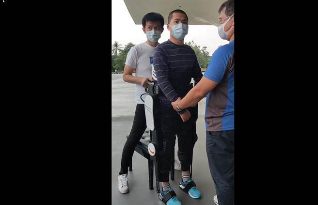 3年前跳伞意外坠地、生还但几乎全瘫的陆军航特部下士秦良丰，日前穿戴类似电影钢铁人的外骨骼辅具还成功站立，父亲感动之余上船影片与网友分享喜悦的心情。(取自秦天人脸书／袁庭尧高雄传真)