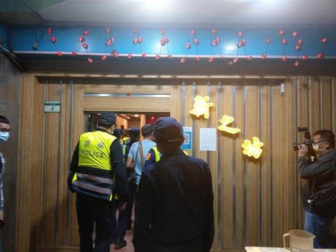 警方统计约有10余家业者开门营业。（陈鸿伟摄）