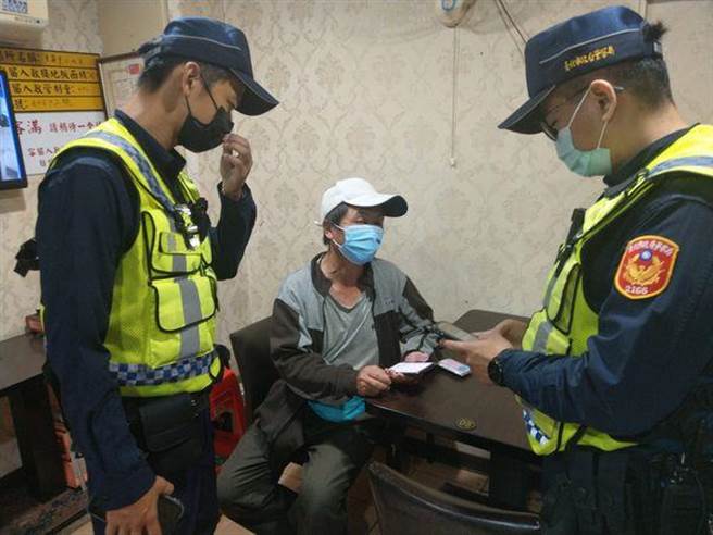 警方盘查酒客是否落实实联制。（陈鸿伟摄）