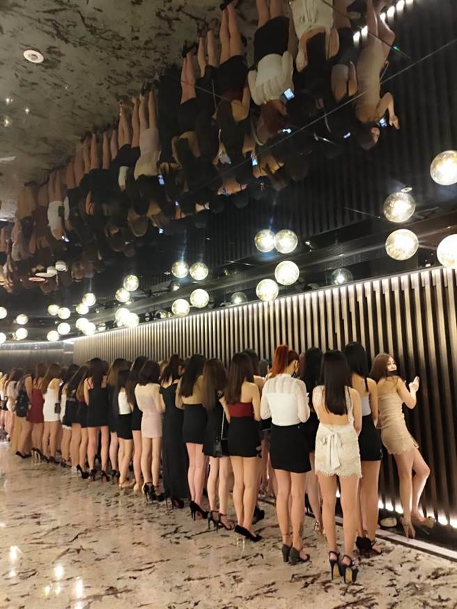 台北市警方至中山區大型禮服店臨檢，公關小姐排排站，美腿如林。（胡欣男攝）