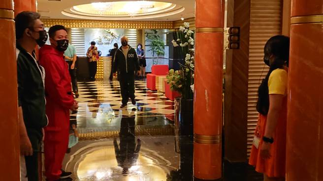 台中市金钱豹酒店在首日营业日，推出风靡全球的韩剧「鱿鱼游戏」，酒店少爷穿上红衣戏服与绿衣运动服，与客人玩起「一二三木头人」游戏迎接顾客，警方则进行强势临检，并未发现违反防疫状况。(戴志扬翻摄)