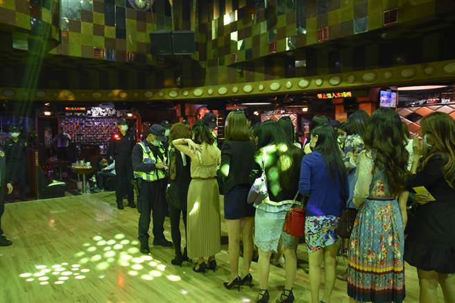 台中市金钱豹酒店在首日营业日，推出风靡全球的韩剧「鱿鱼游戏」，酒店少爷穿上红衣戏服与绿衣运动服，与客人玩起「一二三木头人」游戏迎接顾客，警方则进行强势临检，并未发现违反防疫状况。(戴志扬翻摄)