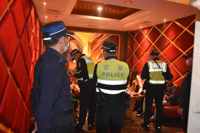 台中市金钱豹酒店在首日营业日，推出风靡全球的韩剧「鱿鱼游戏」，酒店少爷穿上红衣戏服与绿衣运动服，与客人玩起「一二三木头人」游戏迎接顾客，警方则进行强势临检，并未发现违反防疫状况。(戴志扬翻摄)